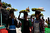 Myanmar - Kyaikhtiyo, food sellers 